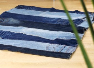 Дуже просто, з непотрібних джинсових речей запросто можна не маючи навичок швачки змайструвати креативний джинсовий килимок, який може зайняти абсолютно будь-яке місце у вашому будинку або гаражі