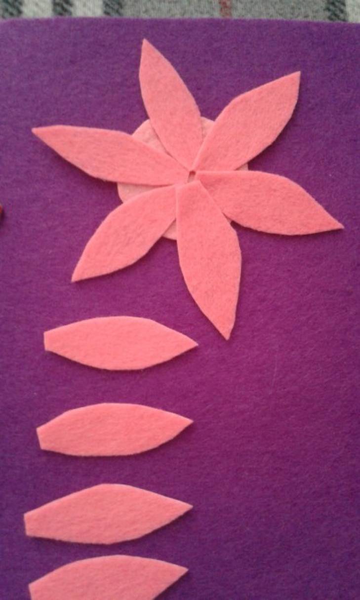 З фетру вирізаємо коло (для основи квітки, пелюстки (12 штук) і маленька квіточка (для серединки)