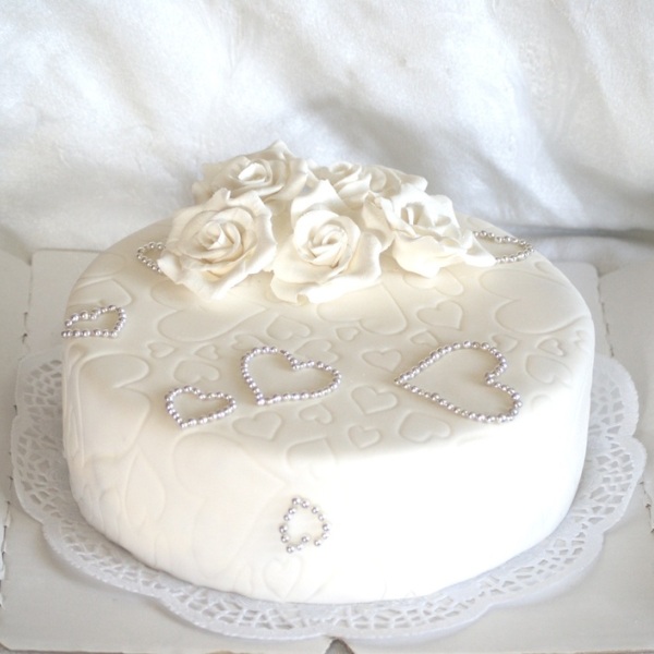 До речі, практичний і смачний подарунок - торт на 13 років весілля - під замовлення можна оформити цими ж прекрасними квітами, а біла ажурна глазур, що символізує мереживо сімейного життя, додатково прикрасить цей чудовий презент
