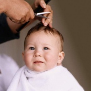 З давніх-давен нас переслідує повір'я, що якщо дитину в перший рік його життя поголити на лисо, то у нього виростуть густі і слухняне волосся, а стрижене волосся потрібно обов'язково зберегти