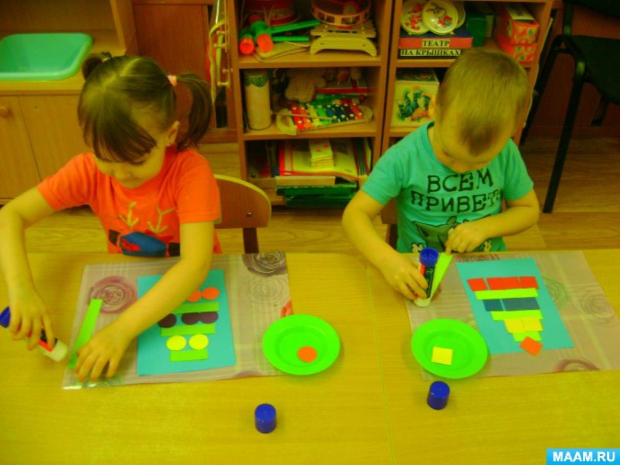 Під час наклеювання геометричних фігур стежила, щоб діти наклеювали їх послідовно зліва направо