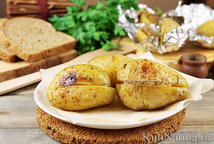Для повсякденного вечері «на швидку руку» пропонуємо приготувати смачний і ароматний картопля, запечена разом з салом
