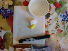 Почнемо ліпити лимон з того, що візьмемо два шматочки полімерної глини жовтого і білого кольору