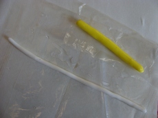 Від білої пластики відриваємо невеликий шматочок, розгортаємо ковбаску товщиною 2-3 мм