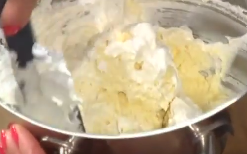Сир 1/3 частина акуратно додаємо в білки і нежненько перемішуємо лопаткою